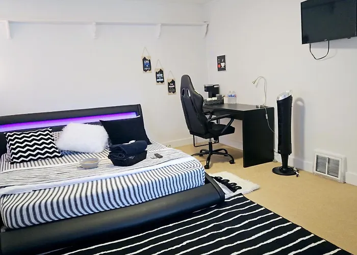 Comfy Stylish Room In The Heart Of Vancouver- Private Parking, Self Check-In & Just 4 Mins To Metrotown!