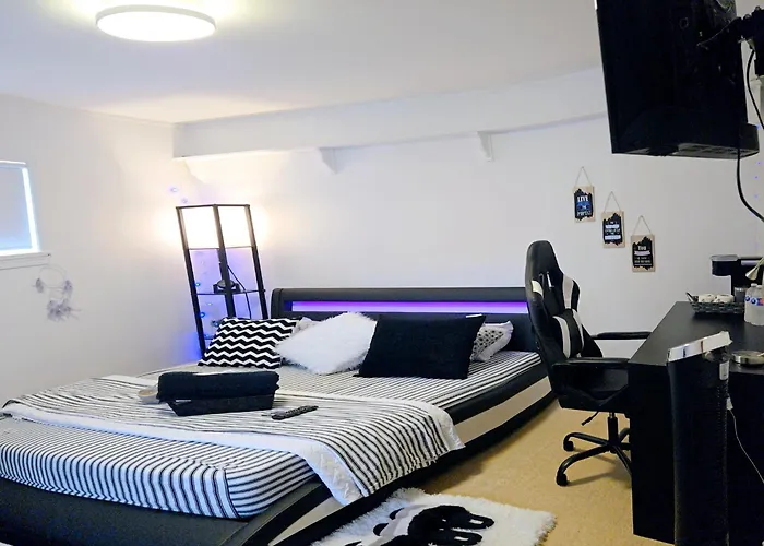Comfy Stylish Room In The Heart Of Vancouver- Private Parking, Self Check-In & Just 4 Mins To Metrotown!