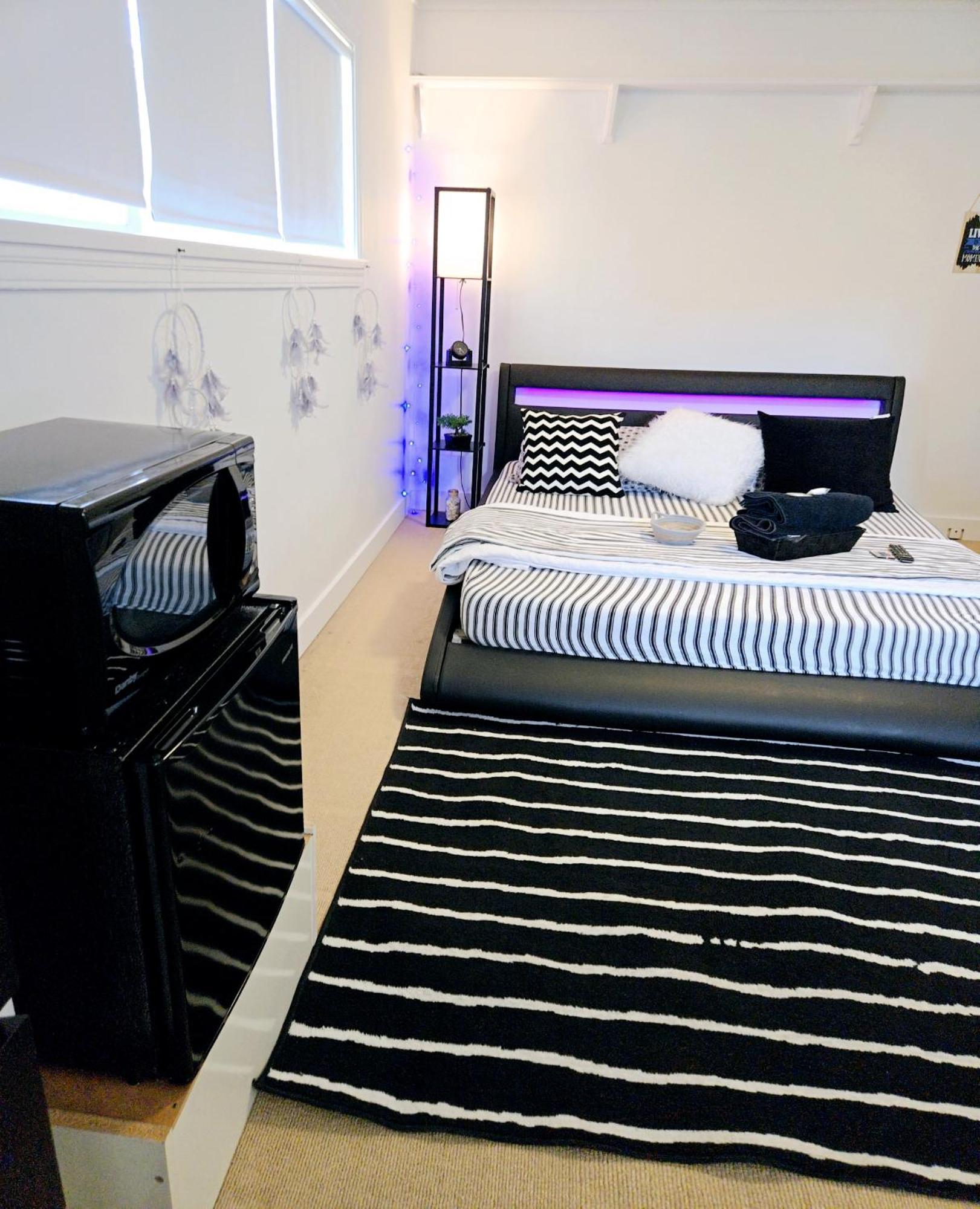 Homestay Comfy Stylish In The Heart Of Vancouver- Private Parking, Self Check-in & Just 4 Mins To Metrotown! *