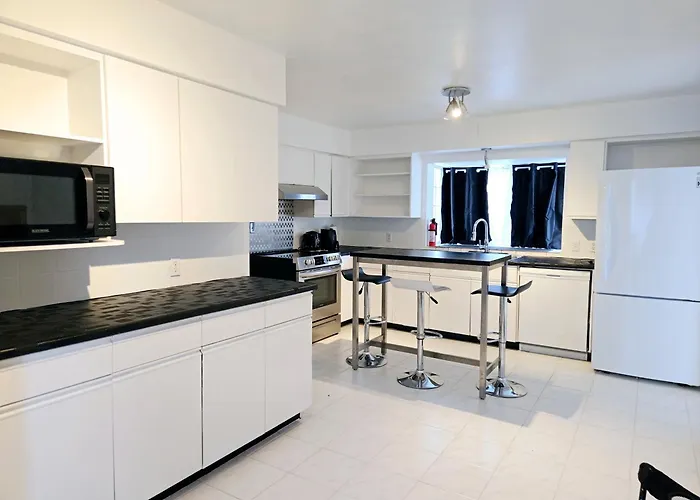 Comfy Stylish Room In The Heart Of Vancouver- Private Parking, Self Check-In & Just 4 Mins To Metrotown!