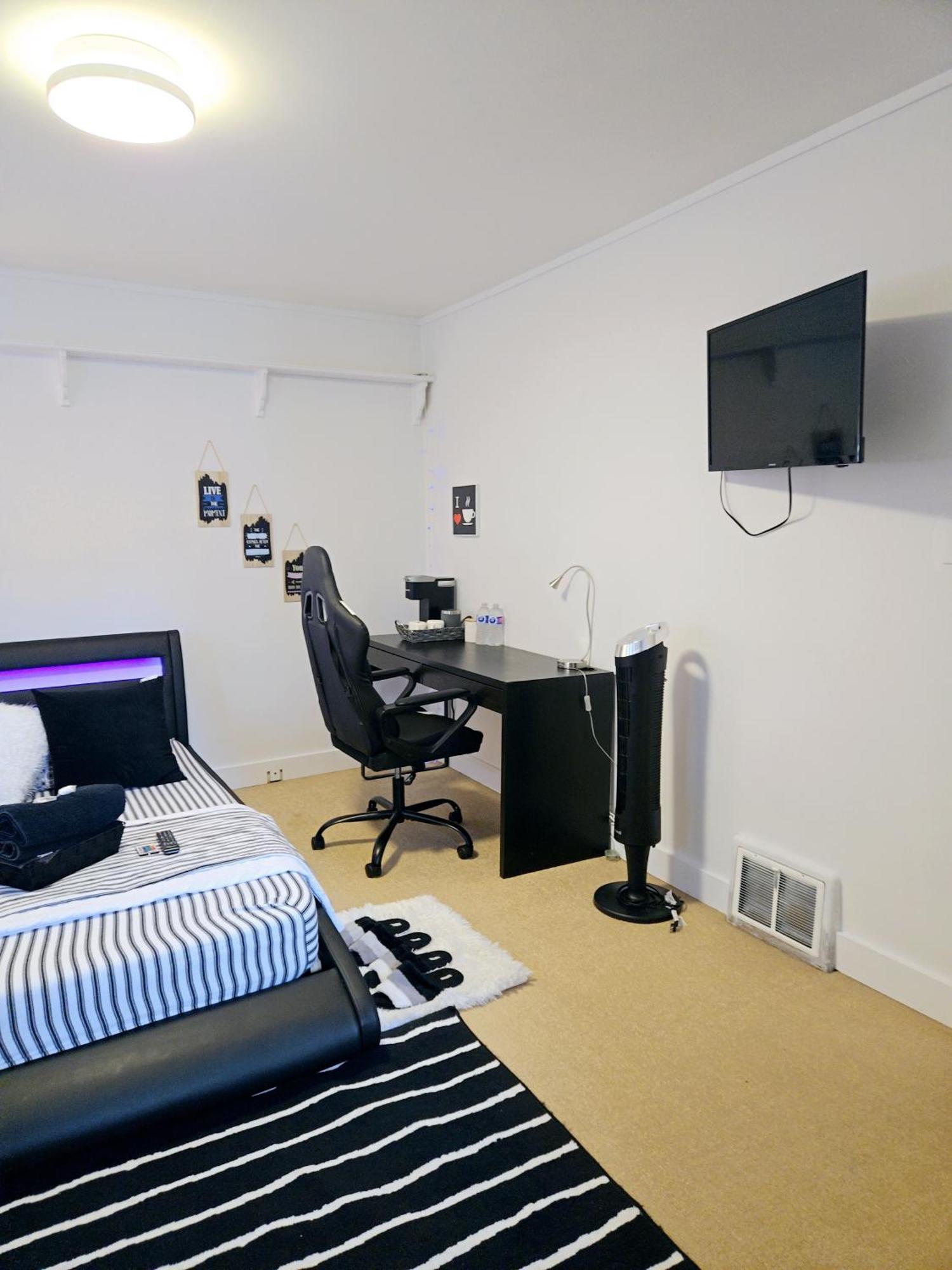 Comfy Stylish In The Heart Of Vancouver- Private Parking, Self Check-in & Just 4 Mins To Metrotown!