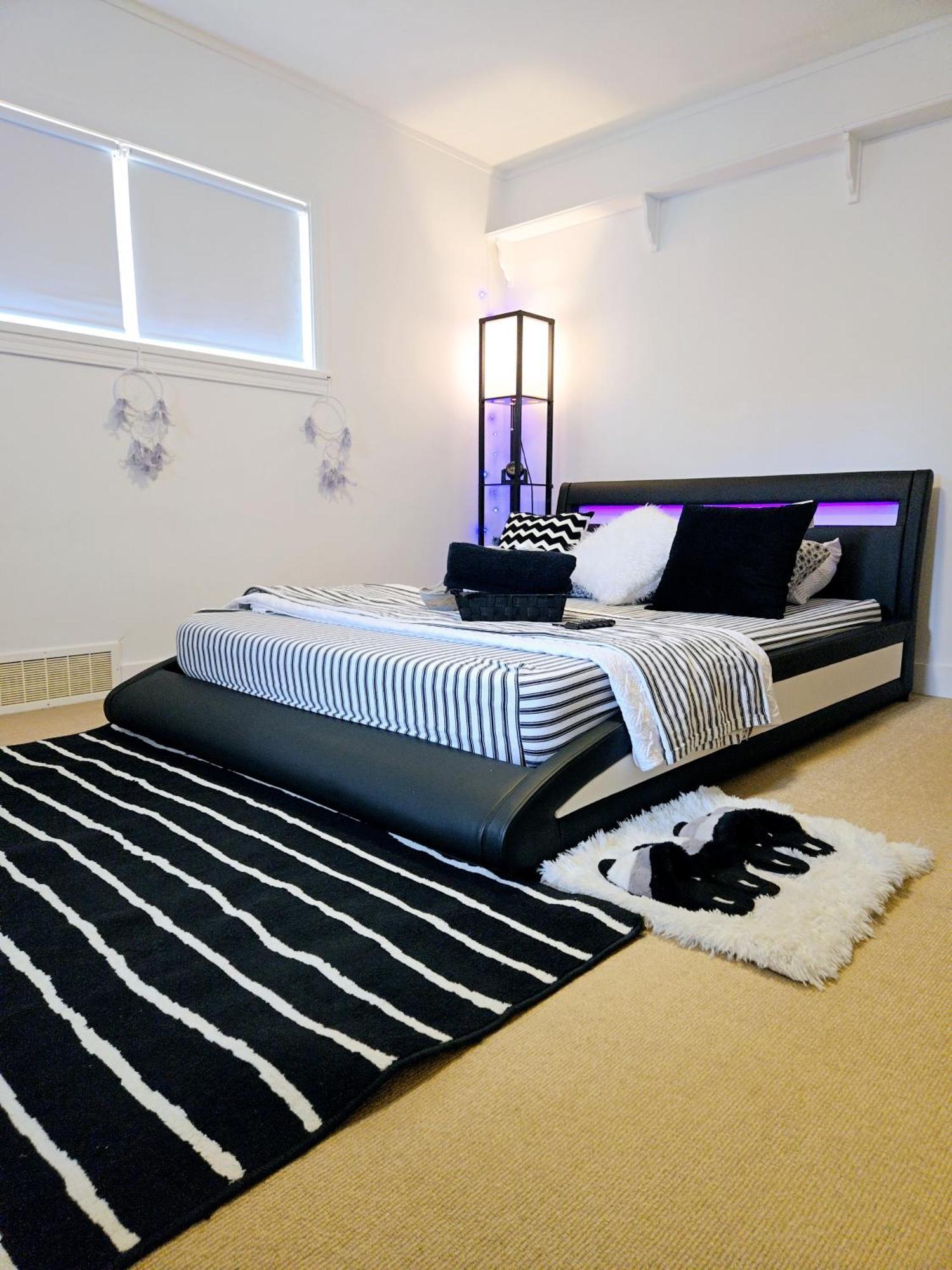 Comfy Stylish In The Heart Of Vancouver- Private Parking, Self Check-in & Just 4 Mins To Metrotown! Vancouver