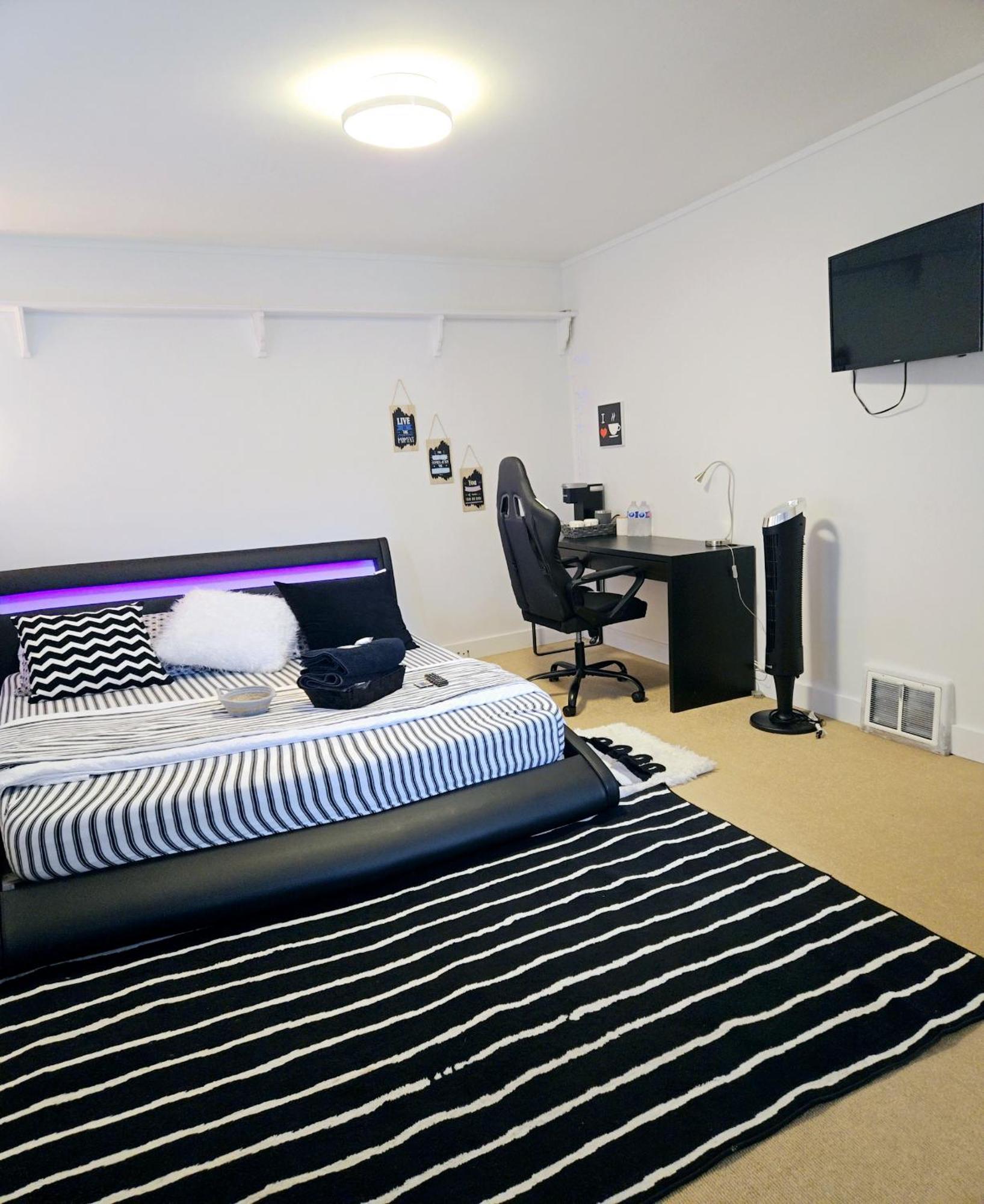 Comfy Stylish In The Heart Of Vancouver- Private Parking, Self Check-in & Just 4 Mins To Metrotown! *